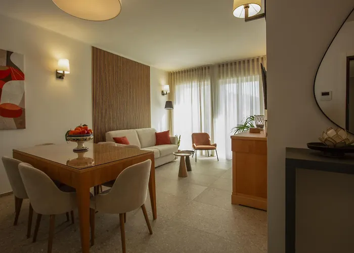 Palazzo Indaco 3* カステル・ディ・サングロ